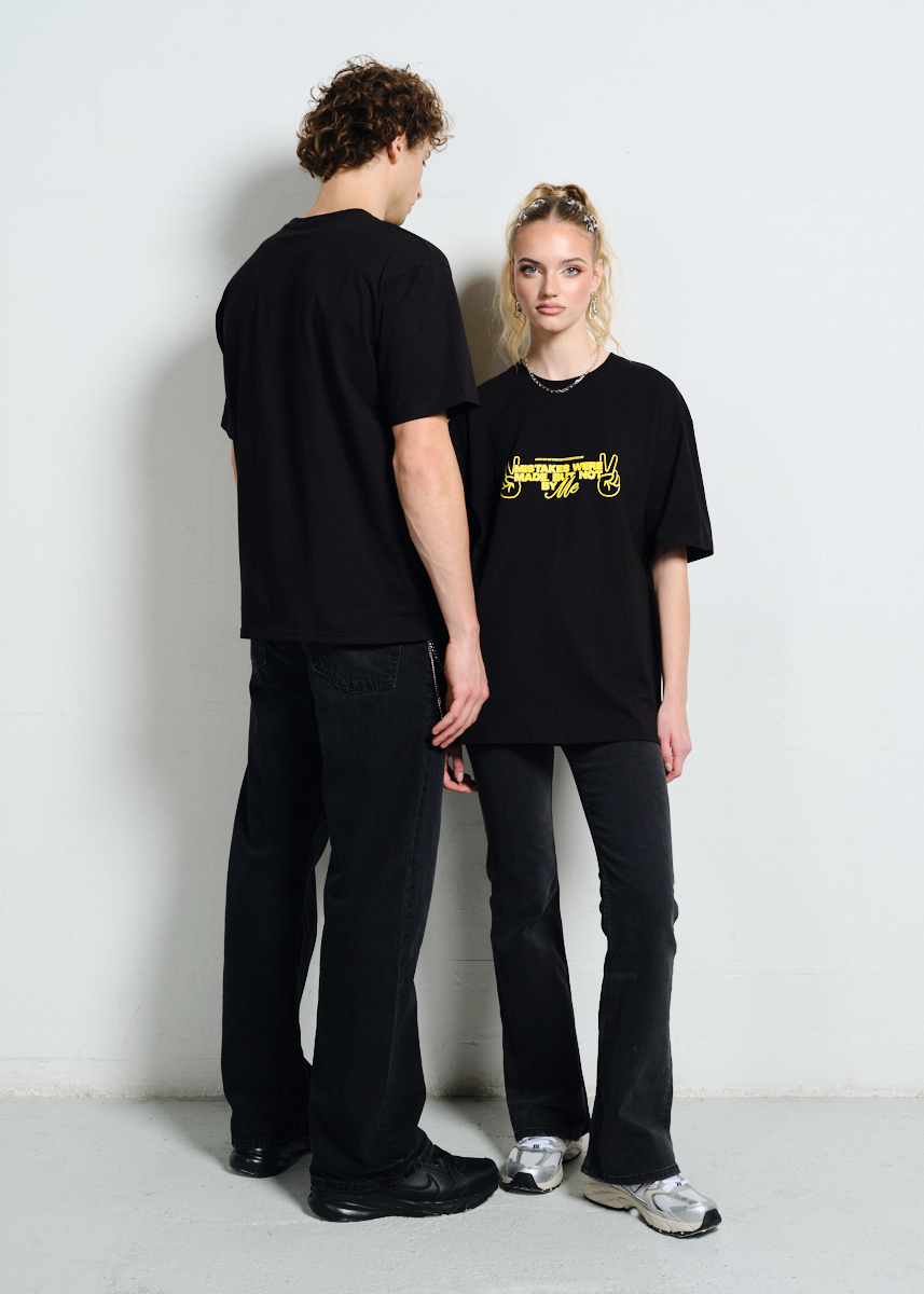 CZARNY T-SHIRT Z ŻÓŁTYM NAPISEM