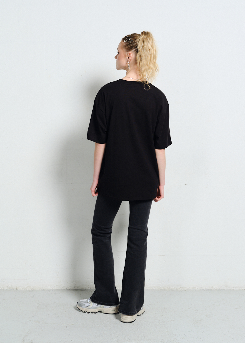 CZARNY T-SHIRT Z ŻÓŁTYM NAPISEM