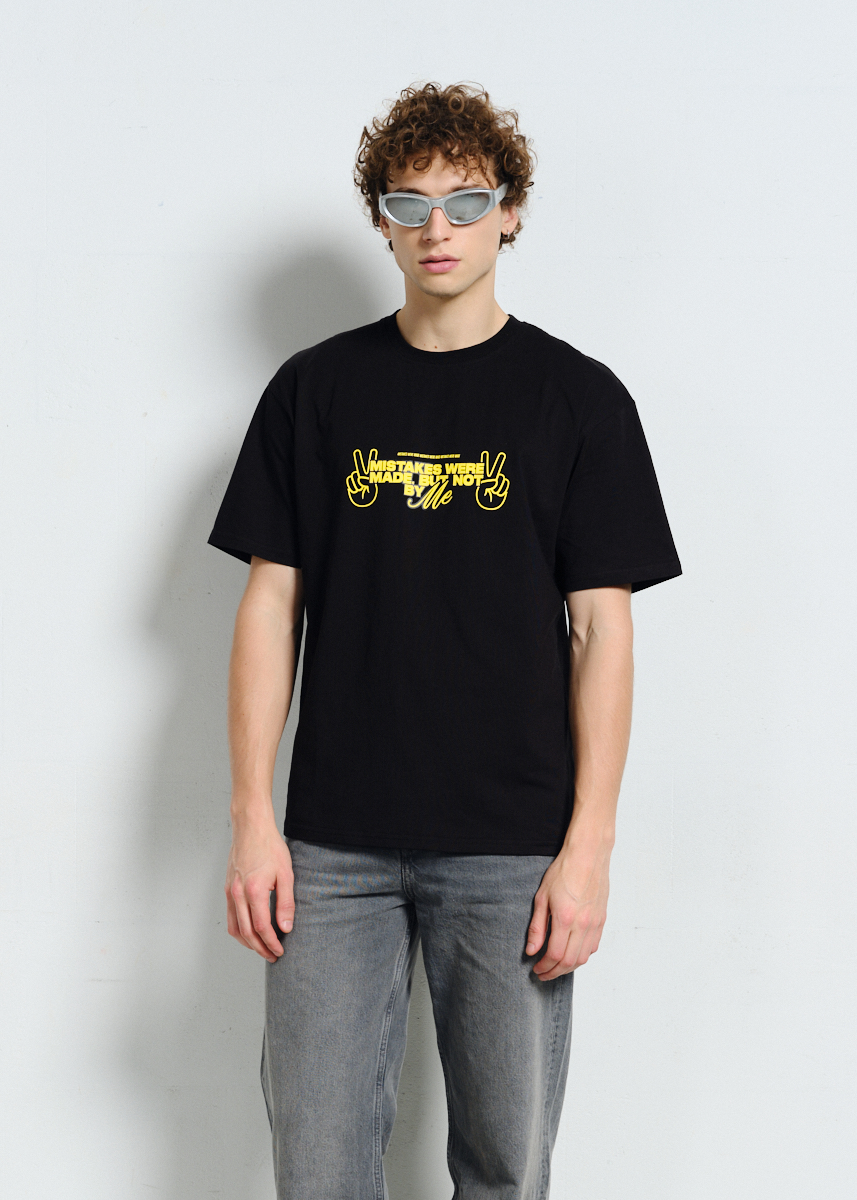 CZARNY T-SHIRT Z ŻÓŁTYM NAPISEM