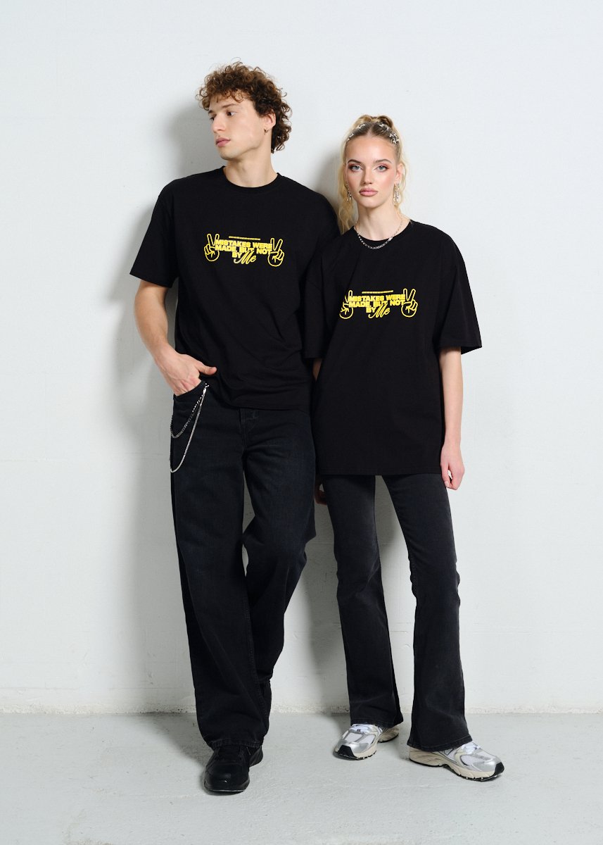 CZARNY T-SHIRT Z ŻÓŁTYM NAPISEM