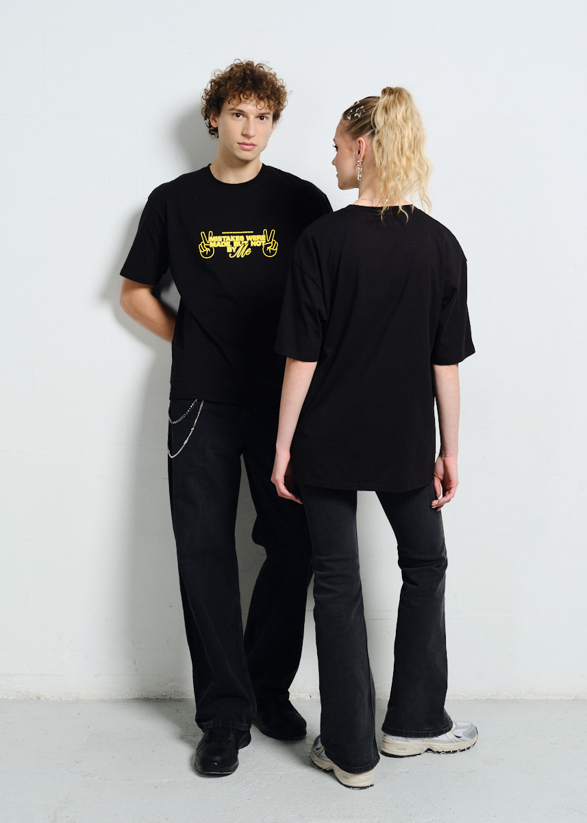 CZARNY T-SHIRT Z ŻÓŁTYM NAPISEM