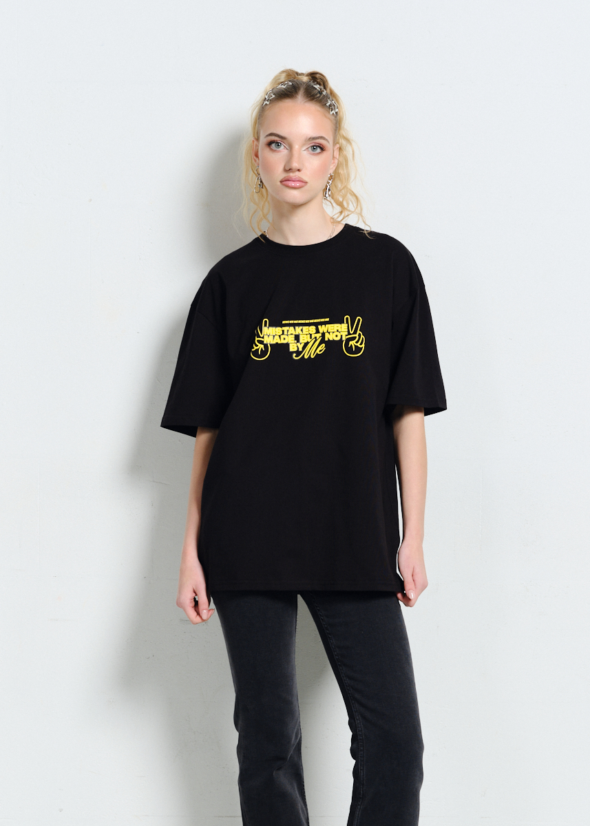 CZARNY T-SHIRT Z ŻÓŁTYM NAPISEM