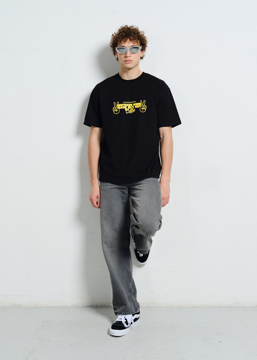 CZARNY T-SHIRT Z ŻÓŁTYM NAPISEM